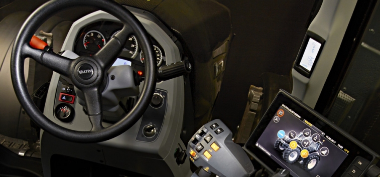 Бренд Valtra® представляет обновленный проекционный дисплей SmartGlass